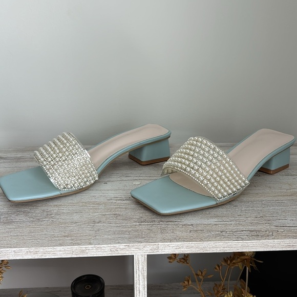 Light blue mule shoes with pearls designs size 41 new, never worn - Picture 3 of 6